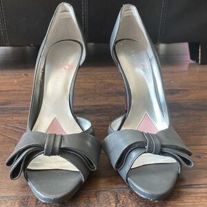 Paris Hilton, Women's Bow Heels, Gray, Size 6.5